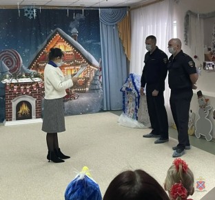 Полицейский Дед Мороз принес радость детям Городищенского района