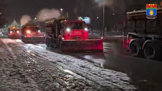 С началом снегопада свыше 75 единиц спецтехники задействованы в уборке дорожной сети в Волгограде