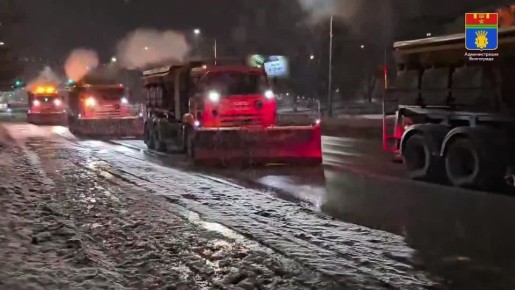 Ночью дороги Волгограда расчищали свыше 75 единиц спецтехники